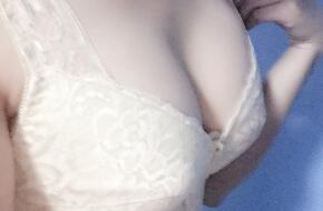 胸部躺下后的形態(tài)也挺滿意很自然，看起來不會很假