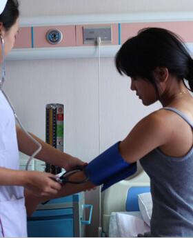 假體隆胸手術(shù)后，告別扁平胸部，做自信女人!