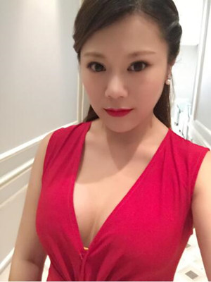 做了自體脂肪豐胸變成性感深v女郎