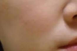 白瓷娃娃嫩白美膚前拍的照片，皮膚有些暗黃松弛