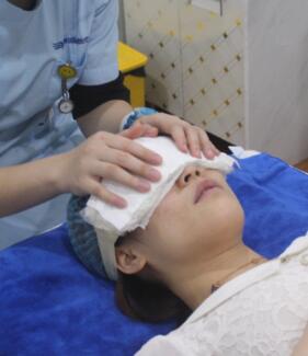 去眼袋術(shù)后護(hù)士給我做冰敷，防止淤青加快恢復(fù)