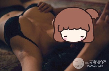 假體隆胸術(shù)后成功擺脫小學(xué)生身材，立現(xiàn)性感身材