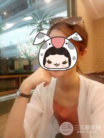 健身教練做了假體隆胸擁有凹凸有致的身材