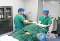 臉部凹陷填充用玻尿酸還是自體脂肪?2種方式利弊分析