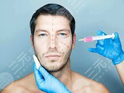 男生打注射瘦臉