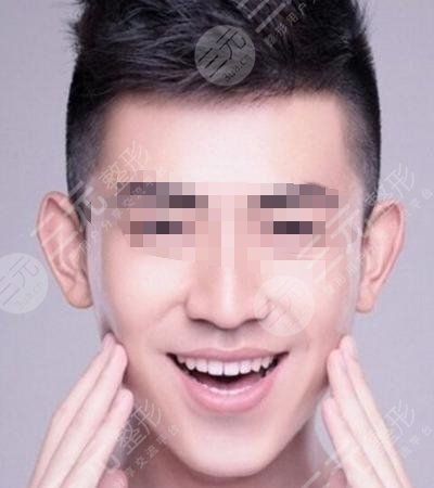 男生打注射瘦臉