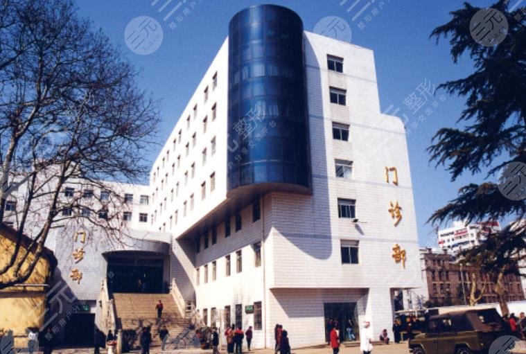 南京大學(xué)醫(yī)學(xué)院附屬金陵醫(yī)院做鼻部手術(shù)和眼部手術(shù)多少錢？哪個專家好？