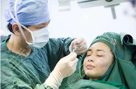 醫(yī)生抽脂過(guò)程