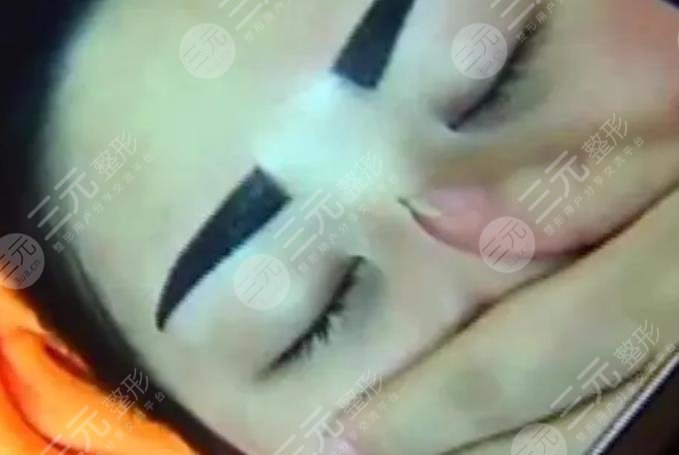 女子紋眉成關公