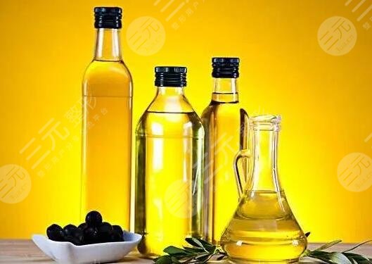 　　橄欖油如何去妊娠紋果好?有很多生產(chǎn)過孩子的愛美人士都反饋說，自己身上擁有不好看的妊娠紋，想要通過涂抹橄欖油，讓自己的妊娠紋消除掉，恢復(fù)好看的肌膚，妊娠紋去除橄欖油已經(jīng)是目前求美者人是比較認(rèn)可的一種技術(shù)手段之一了，但是需要注意的是，妊娠油畢竟是外在用品，沒辦法達(dá)到根治，對于比較淺的妊娠紋是有一定淡化果的，但是如果是比較深的妊娠紋責(zé)沒有太大用處，以下是小編根據(jù)去除妊娠紋成功姐妹們的安利，為大家整理出來的，目前國內(nèi)去除妊娠紋比較好的幾種方法之一，大家了解一下吧!  　　1、祛除妊娠紋的有方法  　　妊娠紋一般都體現(xiàn)在突然長胖的人群身上，主要的人群是懷孕期間的媽媽群體，在懷孕后期胎兒的發(fā)育速度會比較快，因此在腹部周圍就會有一些妊娠紋的出現(xiàn)，如果對于沒有懷孕的小伙伴們來說，一段時(shí)間的突然長胖，那么臀部和大腿根部都有一定的妊娠紋情況，但妊娠紋在一定情況下是很影響美觀的，那么去妊娠紋的方法主要有哪些呢?  　　(1)、醫(yī)美技術(shù)  　　醫(yī)美去妊娠紋的果相對來說是比較快速且有的，到正規(guī)醫(yī)院的整形美容科或者是整形美容醫(yī)院去采用脈沖激光、鐳射微晶磨皮、果酸換膚等多種專業(yè)的去皺紋技術(shù)緩解方案來去除妊娠紋，是目前時(shí)下見快且果好的一種去妊娠紋方法。  　　(2)、按摩  　　小伙伴們可以在每天睡前在妊娠紋部位涂抹精油，沿著順時(shí)針方向打圈按摩，堅(jiān)持按摩20分鐘左右，在一個(gè)星期以后就會會有一定的去除妊娠紋的果，當(dāng)然同時(shí)除了常規(guī)的按摩精油以外，還可以使用部分橙花油和薰衣草進(jìn)行調(diào)配，這樣去除妊娠紋會有比較的果。  　　(3)、雞蛋  　　雞蛋在一定程度上也可以去除妊娠紋，因?yàn)榇蠹叶贾离u蛋清有清熱解毒，促進(jìn)組織生長的功，將妊娠紋部位清洗干凈之后，將蛋清敷在肚子上，一般情況下需要等待十分鐘左右，在十分鐘過后擦掉，對腹部妊娠紋位置進(jìn)行按摩，堅(jiān)持一段時(shí)間可以有一定淡化妊娠紋的果。  　　(4)、飲食  　　飲食調(diào)理相對來說是妊娠紋較淺求美者可以選擇的一種技術(shù)方式，多吃一些含豐富膠原蛋白的食物，可以在一定程度上讓皮膚更有彈性，幫助妊娠紋的淡化。  　　2、激光去除妊娠紋需要多久?  　　激光去妊娠紋通常需要2到3個(gè)月左右時(shí)間，能夠這樣妊娠紋去除掉，當(dāng)然具體的時(shí)間需要根據(jù)妊娠紋的嚴(yán)重程度來決定的，如果是妊娠紋比較嚴(yán)重的小伙伴們的話，則需要開展的激光緩解次數(shù)有一定的增加，一般就會在3個(gè)月左右才能去掉，如果是妊娠紋，覺淺兩個(gè)月左右就能有一定的緩解果，當(dāng)然，大家需要注意的是，在做激光手術(shù)的同時(shí)，我們也要注意合理飲食，因?yàn)榧す馐中g(shù)在特定情況下會造成部分損傷，雖然不嚴(yán)重，但是也需要做好傷口的保養(yǎng)護(hù)理工作，多吃新鮮水果和蔬菜，短時(shí)間內(nèi)不要碰水，這樣才能幫助皮膚恢復(fù)。  　　3、激光去除妊娠紋多少錢?  　　價(jià)格通常在2萬到2千元左右，其主要影響價(jià)格收費(fèi)情況的，還是妊娠紋嚴(yán)重程度來決定的，如果是較淺的妊娠紋，那么他的緩解時(shí)間就比較短，他的收費(fèi)也會相對比較低。當(dāng)然，除了自身?xiàng)l件以外，不同醫(yī)院，不同醫(yī)生，不同去除妊娠紋的技術(shù)手段都會在一定程度上影響到價(jià)格，因此想要知道自己去除妊娠紋的具體價(jià)格，建議可以直接到醫(yī)院面診醫(yī)生，醫(yī)生會根據(jù)你的實(shí)際情況定制去除妊娠紋的方案，在此同時(shí)就能獲得自己去除妊娠紋的具體價(jià)格。