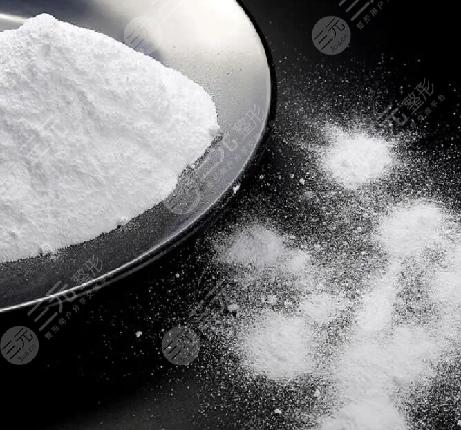 　　蘇打水去黑頭對皮膚有損害嗎?黑頭不僅看上去不美觀，而且如果沒有及時處理掉這些黑頭還會使毛孔被撐大，使皮膚角質受損，加速皮膚松弛下垂。但是去黑頭也要遵從科學的方法，如果盲目地用手去擠壓黑頭，黑頭短時間內被擠出，但是很快又會生長出來，黑頭也會生長的越來越嚴重?，F在黑頭去除的方法還是比較多的，有去除黑頭的面膜，有黑頭導出液，有黑頭鏟等等。下面我們就給大家介紹一下蘇打水去黑頭吧。  　　1、蘇打水去黑頭對皮膚有損害嗎?  　　目前有很多種去除黑頭的辦法，例如有一些去除黑頭的撕拉面膜可以把黑頭緊緊的粘在面膜上，然后用力拉扯可以帶出黑頭。這種方法會使皮膚變得松弛，而且還會損傷皮膚表面的保護層，長期使用不利于皮膚的健康，容易產生皺紋。還有一些貼敷類的面膜，可以乳化黑頭，便于黑頭排出，然后再通過貼敷收縮毛孔的面膜，使毛孔變得緊致。  　　這種面膜更加有利于黑頭的處理和皮膚的保護。有不少朋友探索了新的簡單易行的去黑頭方法，就是蘇打水去黑頭。通過在臉上服蘇打水，毛孔里的黑頭會變得松動，隨著棉棒的觸動會排出皮膚之外。這個方法主要是源于蘇打水的弱堿性與皮膚黑頭的弱酸性相互作用。在現實當中被應用的很廣泛，而且有不少朋友反映還是比較有用的。  　　2、黑頭的產生原理  　　黑頭主要是毛孔里生長了過多的油脂，這些油脂與灰塵和皮膚雜質混合在一起，經過長期的氧化變成了黑色，外觀看起來就是一個一個的黑點分布。如果用手擠壓會擠出來乳狀的物質而且還有臭味。黑頭多產生于油性膚質的人群主要集中在面部、胸部和背部。因為油性肌膚的人群，他們本身皮膚分泌油脂量很大，而且毛孔相對來說比較粗，這給黑頭生長提供了溫床。  　　黑頭生長是惡性循環(huán)的過程，首先是毛孔粗大容易產生油脂和黑頭，如果不經正確方法就盲目的去除灰頭，那會刺激皮膚生長出更多的油脂，產生更多的黑頭，毛孔越長越大，將毛孔撐得越來越大，而越來越大的毛孔就會長出越來越大的黑頭。所以毛孔和黑頭是要同時顧及的，去除黑頭要采用科學的方法。  　　3、蘇打水去黑頭的注意事項  　　蘇打水是弱堿性的物質，而且并非專業(yè)的皮膚護理用品，所以不利于長期使用。我們所使用的化妝品，尤其是油性皮膚使用的化妝品，一般都應該以溫和性的為主。因為長期的弱堿或者弱酸刺激會使皮膚生長更多的油脂，而且還會破壞皮膚表面的屏障。皮膚屏障一旦受損會產生很多皮膚問題。  　　而且長期使用弱堿性的產品，皮膚會變得敏感而且容易發(fā)紺，產生敏感肌和產生皺紋。所以如果采用小蘇打去黑頭的辦法，那么就要適度使用，要間隔很長一段時間之后再度使用，而且使用過程中要注意小蘇打和水的比例。濃度過大的小蘇打也會在短時間之內使皮膚受到刺激，發(fā)癢，紅腫。  　　去黑頭的方法有很多，有的朋友皮膚很敏感，就要選用溫和的去黑頭的方法，如果有的朋友的皮膚上面存在傷口那么就不要使用此類方法。醫(yī)美上也有很多種去黑頭的方法，例如可以采用光子嫩膚、激光照射等方法。通過光線對肌膚的刺激，是肌膚深層的膠原組織。  　　大量再生促進皮膚的新生活力，使原本的老化問題得以解除，而且毛孔缺乏彈性的問題也得以緩解，這樣就可以有能力排解出黑頭及油脂，避免大量黑頭的再次產生。同時光子、嫩膚和激光照射可以改變皮膚的膚質，使皮膚屏障變得更厚重，有利于抵擋外部因素的侵襲，保護內部肌膚的健康。