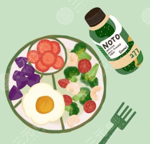 　　想減肥晚餐吃什么比較合理?現(xiàn)在有許多的小伙伴被肥胖困擾著，但是因為工作，家庭或者學(xué)習(xí)的原因，并沒有充足的時間去運動減肥，為了維持自身的營養(yǎng)健康，也不能盲目的去節(jié)食減肥，所以我們可以通過改變自己的三餐，來達到一個維持營養(yǎng)的同時，能夠減重的果。就有很多的小伙伴想了解晚餐吃什么可以減肥。對此小編不僅查閱了資料，也進行了親身實踐，整理了一些方法和食譜來對“想減肥晚餐吃什么”這個問題進行答疑解惑，小伙伴們可以參考一下。  　　一、想減肥晚餐吃什么比較合理?  　　小伙伴們想要減肥的話，在吃晚餐的時候需要注意哪些問題呢?首先咱們晚餐的時間好安排在晚上的六點左右，遲也不要超過晚上八點。有很多減重醫(yī)生和我們科普過，晚上八點過后好不要再進食了，如果感覺到饑餓的話可以喝的水，如果咱們晚餐吃的太晚的話，接著就要上床睡覺，這樣不僅會極大地增加患尿道結(jié)石的風(fēng)險，也會使人更加容易發(fā)胖。  　　其次是晚餐，不適合過于豐盛的肉類因為晚餐吃大量的肉類的話，它會使咱們身體內(nèi)的膽固醇含量極具增高，長時間這樣吃的話就容易誘發(fā)冠心病。然后晚餐不適合吃甜食，晚餐過后呢，咱們的運動量會減少，甜食會加劇脂肪在身體里面的堆積，所以為了達到減肥的果，咱們在吃晚餐的時候應(yīng)該避免吃甜食。  　　咱們在吃晚餐的時候，應(yīng)該避免吃太飽，想必大家都經(jīng)歷過晚餐吃的太飽的話呢，不僅更容易長胖，還會導(dǎo)致晚上容易睡不著覺。在晚餐的時候吃了大量的東西的時候會造成腸胃的負擔(dān)更重，腸胃就會傳遞很多信息給咱們的大腦，久而久之就會引起神經(jīng)衰弱等癥狀。所以咱們在吃晚餐的時候呢，好吃七分飽，如果想要通過晚餐減肥的話，吃半飽維持身體的營養(yǎng)就可以了。  　　二、晚餐減肥應(yīng)該吃什么?  　　咱們在通過晚餐減肥的方法進行減重的過程中，有一些食材可以達到這個減重的果，大家可以適當(dāng)吃。首先咱們可以吃豆類食品，有研究表明，豆類有助于消除人體腹部的脂肪，因為豆類中含有豐富的膳食纖維，膳食纖維不僅可以去除身體的脂肪，也可以清除內(nèi)臟脂肪。其次，可以吃綠色葉子菜，晚餐選擇吃涼拌的綠色葉子菜，不僅可以保護幫助咱們少吃更多高熱量食物，也維持了咱們的健活。  　　然后呢，咱們可以在晚餐期間選擇吃粗糧，比如玉米，蕎麥，高粱等粗糧食物，它們也含有豐富的膳食纖維，促進了腸胃的蠕動，也能夠有的幫助咱們減肥。后呢，是晚餐期間可以適當(dāng)?shù)某约t辣椒，因為新鮮的紅辣椒當(dāng)中含有辣椒素，它能夠加速人體的新陳代謝，從而減少脂肪在人體中堆積，也是一個減脂的小技巧。  　　三、醫(yī)療美容技術(shù)減肥  　　對于患有頑固性肥胖或者病理性肥胖的小伙伴，通過晚餐減肥的方法可能并不會起到的果，所以咱們可以選擇醫(yī)療美容的技術(shù)來達到減肥的目的。咱們常見的減肥手術(shù)呢，有抽脂手術(shù)和縮胃手術(shù)。抽脂手術(shù)呢是在身體部位脂肪比較厚的地方切一個小切口，然后從小切口的部位，將皮下脂肪取出來，達到減肥的目的，但是吸脂手術(shù)對醫(yī)生的技術(shù)要求是高的，所以小伙伴們需要到正規(guī)的醫(yī)院去咨詢。縮胃手術(shù)呢是通過切割的方式將胃部切割掉一部分縮小胃的容量，讓咱們的進食變得更少，從而達到減肥的目的。