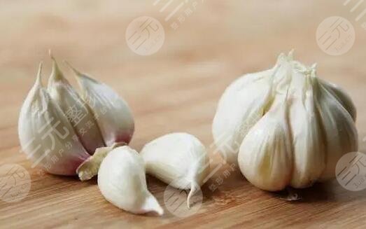 　　大蒜祛斑真的有用嗎，其實(shí)很多人都覺得大蒜是一種很好的調(diào)味品，而且放在食材里面有一種香味，其實(shí)大蒜也有著一定的祛斑作用，因?yàn)檫@是一種營(yíng)養(yǎng)價(jià)值比較豐富的保健品。而且這些成分也具有一定的刺激性，所以能夠去除臉上的頑固型斑點(diǎn)，而且使用的時(shí)候也要注意一定的方式，那么我們一起來(lái)看看大蒜祛斑真的有用嗎?  　　一、大蒜祛斑真的有用嗎?  　　大蒜擦臉可以輔助祛斑。由于大蒜是一種廣譜抗菌素，而且還有一部分大蒜素，這種大蒜素就有著一定的抗氧化功能，并且和維生素C和維生素E的效果，其實(shí)是比較相似的，能夠達(dá)到抗衰老的效果。而且能夠起到一定的祛斑作用，包括黃褐斑和雀斑，從而讓皮膚狀態(tài)看上去更加的美觀。  　　二、大蒜怎么擦臉祛斑?  　　1、大蒜綠豆面膜  　　就是這種祛斑方式是很不錯(cuò)的，首先取3瓣大蒜、3勺綠豆粉，然后再加入一些純凈水。要把大蒜剝皮，然后洗干凈直接榨成汁兒，然后將大蒜汁兒和綠豆粉進(jìn)行一定的混合，再加入純凈水，并且混合成濃稠的狀態(tài)，直接敷在臉上，大概過(guò)十五分鐘到三十分鐘左右的時(shí)間再進(jìn)行清洗，整個(gè)皮膚狀態(tài)就會(huì)更加的光滑和細(xì)膩。  　　并且堅(jiān)持使用的話，也能夠讓斑點(diǎn)得到更好的淡化，也能夠讓皮膚更加的白皙。其實(shí)這種方式是比較簡(jiǎn)單的，能夠讓整個(gè)人的皮膚狀態(tài)看上去更加的光滑和細(xì)膩，也能夠改良個(gè)人的氣質(zhì)和顏值，同時(shí)，不會(huì)對(duì)肌膚造成其他的傷害。  　　2、大蒜擦臉  　　取幾枚大蒜，剝開洗凈，然后再把它切開。將這種大蒜貼在老年斑上，而且反復(fù)的摩擦，只知道整個(gè)人的皮膚發(fā)紅并且發(fā)燙，才能夠讓大蒜素更好的吸收，因此能夠讓整個(gè)人的斑點(diǎn)得到更好的淡化。并且在涂抹的過(guò)程中，一般不會(huì)出現(xiàn)劇烈的刺痛感和疼痛感。這種方式其實(shí)是比較簡(jiǎn)單的，但是要選擇更加新鮮的大蒜，否則可能會(huì)對(duì)整個(gè)人的皮膚造成一定的影響。  　　三、大蒜擦臉祛斑的注意事項(xiàng)  　　1、有部分敏感體質(zhì)人群，所以說(shuō)要在專業(yè)醫(yī)生的指導(dǎo)下進(jìn)行。有的人皮膚狀態(tài)敏感，因此會(huì)對(duì)大蒜素有接觸性過(guò)敏，而且如果出現(xiàn)了紅腫或者發(fā)癢的現(xiàn)象，那么就要進(jìn)行及時(shí)的改良，不能夠盲目的開展緩解。  　　2、大蒜搽臉祛斑只有輔助祛斑的功效。想要更好的淡化自己的斑點(diǎn)，需要長(zhǎng)時(shí)間使用才能夠達(dá)到更加優(yōu)質(zhì)的效果，而且不能夠吃太多辛辣刺激以及油膩的食物。  　　3、大蒜中含有的大蒜素。是大蒜素具有一定的刺激性，如果涂在臉上感覺到不適癥狀的話，那么就應(yīng)該立即停止使用，并且用清水洗干凈整個(gè)人的皮膚狀態(tài)才會(huì)更加的健康和干凈。  　　4、眼周部位的皮膚較為脆弱。使用大蒜的時(shí)候不要涂抹到眼部周圍的肌膚，否則可能會(huì)產(chǎn)生劇烈的刺痛感和疼痛感，要避免眼部周圍的皮膚，而且還要在專業(yè)醫(yī)生的指導(dǎo)下進(jìn)行涂抹。