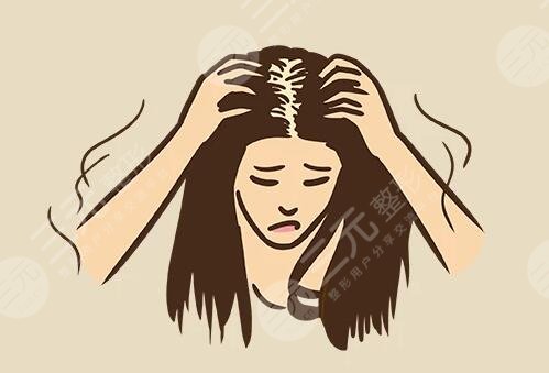 　　頭發(fā)稀少適合的發(fā)型有哪些?發(fā)量對于發(fā)型來說也是比較重要的，如果頭發(fā)比較稀少，很多發(fā)型是做不出的效果，選擇發(fā)型方面也是受到局限性限制，從發(fā)型設(shè)計角度來說頭發(fā)稀少，可以通過發(fā)型的層次結(jié)構(gòu)卷曲程度來調(diào)整使頭發(fā)的發(fā)量，在視覺上增多，如果發(fā)量特別少，容易貼頭皮，愛出油，給人的感覺也比較邋遢，扎起頭發(fā)來顯得特別的少，也不好看，特別羨慕那些發(fā)量比較多的人，其實可以通過一些發(fā)型來修飾。  　　頭發(fā)稀少適合的發(fā)型有哪些?  　　頭發(fā)稀少的人比較適合短發(fā)或者燙發(fā)，因為頭發(fā)越長自身重力越大容易貼上皮，發(fā)量顯得會比較少，而頭發(fā)短自身重力，發(fā)根的支撐力會比較好，發(fā)型的蓬松度比較飽滿，燙發(fā)可以增加蓬松感，可以獲得時髦洋氣的感覺，增加發(fā)量的視覺感。  　　許多人都覺得燙發(fā)之后容易顯老，其實那是發(fā)型沒有選對，如果選擇羊毛卷發(fā)型比較適合頭發(fā)稀疏的人，燙發(fā)顯老大多是燙出厚重堆積的效果，所導(dǎo)致的發(fā)量稀少，只要選好卷型大小，不僅增加飯量，還可以增加空間感上發(fā)型具有動感。  　　發(fā)量少發(fā)型的塑造能力就弱，發(fā)型容易貼頭皮，會讓頭發(fā)顯得稀疏，選擇燙發(fā)也是比較明智的選擇，例如紋理燙方式，可以把頭發(fā)燙出自然的彎曲效果，讓發(fā)型變得蓬松感，提升再染一款適合膚色的發(fā)色不僅時尚感又有靈動感，也可以幫助大家解決發(fā)量少的煩惱，對于年輕人來說，燙發(fā)不一定非要燙出滿頭的小卷，才屬于燙發(fā)，其實剪短發(fā)的女生燙的太卷特別的顯老，大家可以參考一下紋理燙，只需要燙出弧度，洗頭發(fā)之后，吹干時用發(fā)蠟抓出蓬松感激，可既顯得發(fā)亮增多有自然隨意，如果發(fā)量比較稀少的話可以嘗試一下。  　　不喜歡燙發(fā)的人可以選擇短發(fā)，清爽干練，在視覺上增加發(fā)量，比較流行的眉上，短劉海，頭發(fā)剪短之后自然又蓬松，如果頭發(fā)細(xì)軟，可以使用發(fā)蠟把頭發(fā)抓的蓬松一點，也可以起到很好的顯發(fā)的目的，主要是這種發(fā)型比較顯氣質(zhì)。  　　對于中青年女生燙發(fā)的卷型也可以稍微明顯一些，比如自然短款卷發(fā)搭配時尚的發(fā)色，既洋氣又濕毛，也可以增加發(fā)量，不會顯得發(fā)量比較少，短發(fā)燙卷比較適合頭發(fā)稀少的人，對于不喜歡太卷的女生來說，也可以調(diào)整層次的結(jié)構(gòu)方式，燙一些中大卷波浪卷發(fā)效果也是不錯的或者針對發(fā)根進行摩根燙，讓頭發(fā)看起來比較蓬松，發(fā)量就會顯得比較多，打造成熟女性韻味，展現(xiàn)的也是淋漓盡致。  　　對于老年人來說頭發(fā)發(fā)量少肯定會選擇燙發(fā)，老年人比較忌諱的是貼頭皮的發(fā)型，所以選擇發(fā)型時要以蓬松為主，燙發(fā)不僅可以增加發(fā)量，還可以提升老年人的精氣，神打理好會顯得年輕化卷型大小可以根據(jù)自己的喜好來決定，小卷顯發(fā)，量大卷隨意自然，只要可以達到增發(fā)的作用，又好看即可，大卷發(fā)型時尚感強又自然保持時間比較短，老人可以選擇燙一些小卷，營造飽滿蓬松感，主要是維持的時間還會比較長，比較常見的老年款發(fā)型，洋氣的小卷，既減齡又顯氣質(zhì)。