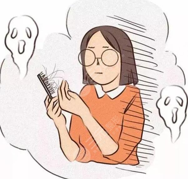 　　頭發(fā)稀少適合的發(fā)型有哪些?發(fā)量對于發(fā)型來說也是比較重要的，如果頭發(fā)比較稀少，很多發(fā)型是做不出的效果，選擇發(fā)型方面也是受到局限性限制，從發(fā)型設(shè)計角度來說頭發(fā)稀少，可以通過發(fā)型的層次結(jié)構(gòu)卷曲程度來調(diào)整使頭發(fā)的發(fā)量，在視覺上增多，如果發(fā)量特別少，容易貼頭皮，愛出油，給人的感覺也比較邋遢，扎起頭發(fā)來顯得特別的少，也不好看，特別羨慕那些發(fā)量比較多的人，其實可以通過一些發(fā)型來修飾。  　　頭發(fā)稀少適合的發(fā)型有哪些?  　　頭發(fā)稀少的人比較適合短發(fā)或者燙發(fā)，因為頭發(fā)越長自身重力越大容易貼上皮，發(fā)量顯得會比較少，而頭發(fā)短自身重力，發(fā)根的支撐力會比較好，發(fā)型的蓬松度比較飽滿，燙發(fā)可以增加蓬松感，可以獲得時髦洋氣的感覺，增加發(fā)量的視覺感。  　　許多人都覺得燙發(fā)之后容易顯老，其實那是發(fā)型沒有選對，如果選擇羊毛卷發(fā)型比較適合頭發(fā)稀疏的人，燙發(fā)顯老大多是燙出厚重堆積的效果，所導(dǎo)致的發(fā)量稀少，只要選好卷型大小，不僅增加飯量，還可以增加空間感上發(fā)型具有動感。  　　發(fā)量少發(fā)型的塑造能力就弱，發(fā)型容易貼頭皮，會讓頭發(fā)顯得稀疏，選擇燙發(fā)也是比較明智的選擇，例如紋理燙方式，可以把頭發(fā)燙出自然的彎曲效果，讓發(fā)型變得蓬松感，提升再染一款適合膚色的發(fā)色不僅時尚感又有靈動感，也可以幫助大家解決發(fā)量少的煩惱，對于年輕人來說，燙發(fā)不一定非要燙出滿頭的小卷，才屬于燙發(fā)，其實剪短發(fā)的女生燙的太卷特別的顯老，大家可以參考一下紋理燙，只需要燙出弧度，洗頭發(fā)之后，吹干時用發(fā)蠟抓出蓬松感激，可既顯得發(fā)亮增多有自然隨意，如果發(fā)量比較稀少的話可以嘗試一下。  　　不喜歡燙發(fā)的人可以選擇短發(fā)，清爽干練，在視覺上增加發(fā)量，比較流行的眉上，短劉海，頭發(fā)剪短之后自然又蓬松，如果頭發(fā)細(xì)軟，可以使用發(fā)蠟把頭發(fā)抓的蓬松一點，也可以起到很好的顯發(fā)的目的，主要是這種發(fā)型比較顯氣質(zhì)。  　　對于中青年女生燙發(fā)的卷型也可以稍微明顯一些，比如自然短款卷發(fā)搭配時尚的發(fā)色，既洋氣又濕毛，也可以增加發(fā)量，不會顯得發(fā)量比較少，短發(fā)燙卷比較適合頭發(fā)稀少的人，對于不喜歡太卷的女生來說，也可以調(diào)整層次的結(jié)構(gòu)方式，燙一些中大卷波浪卷發(fā)效果也是不錯的或者針對發(fā)根進行摩根燙，讓頭發(fā)看起來比較蓬松，發(fā)量就會顯得比較多，打造成熟女性韻味，展現(xiàn)的也是淋漓盡致。  　　對于老年人來說頭發(fā)發(fā)量少肯定會選擇燙發(fā)，老年人比較忌諱的是貼頭皮的發(fā)型，所以選擇發(fā)型時要以蓬松為主，燙發(fā)不僅可以增加發(fā)量，還可以提升老年人的精氣，神打理好會顯得年輕化卷型大小可以根據(jù)自己的喜好來決定，小卷顯發(fā)，量大卷隨意自然，只要可以達到增發(fā)的作用，又好看即可，大卷發(fā)型時尚感強又自然保持時間比較短，老人可以選擇燙一些小卷，營造飽滿蓬松感，主要是維持的時間還會比較長，比較常見的老年款發(fā)型，洋氣的小卷，既減齡又顯氣質(zhì)。