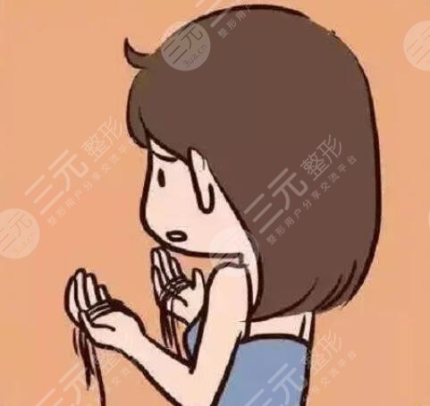 　　頭發(fā)稀少適合的發(fā)型有哪些?發(fā)量對于發(fā)型來說也是比較重要的，如果頭發(fā)比較稀少，很多發(fā)型是做不出的效果，選擇發(fā)型方面也是受到局限性限制，從發(fā)型設(shè)計角度來說頭發(fā)稀少，可以通過發(fā)型的層次結(jié)構(gòu)卷曲程度來調(diào)整使頭發(fā)的發(fā)量，在視覺上增多，如果發(fā)量特別少，容易貼頭皮，愛出油，給人的感覺也比較邋遢，扎起頭發(fā)來顯得特別的少，也不好看，特別羨慕那些發(fā)量比較多的人，其實可以通過一些發(fā)型來修飾。  　　頭發(fā)稀少適合的發(fā)型有哪些?  　　頭發(fā)稀少的人比較適合短發(fā)或者燙發(fā)，因為頭發(fā)越長自身重力越大容易貼上皮，發(fā)量顯得會比較少，而頭發(fā)短自身重力，發(fā)根的支撐力會比較好，發(fā)型的蓬松度比較飽滿，燙發(fā)可以增加蓬松感，可以獲得時髦洋氣的感覺，增加發(fā)量的視覺感。  　　許多人都覺得燙發(fā)之后容易顯老，其實那是發(fā)型沒有選對，如果選擇羊毛卷發(fā)型比較適合頭發(fā)稀疏的人，燙發(fā)顯老大多是燙出厚重堆積的效果，所導(dǎo)致的發(fā)量稀少，只要選好卷型大小，不僅增加飯量，還可以增加空間感上發(fā)型具有動感。  　　發(fā)量少發(fā)型的塑造能力就弱，發(fā)型容易貼頭皮，會讓頭發(fā)顯得稀疏，選擇燙發(fā)也是比較明智的選擇，例如紋理燙方式，可以把頭發(fā)燙出自然的彎曲效果，讓發(fā)型變得蓬松感，提升再染一款適合膚色的發(fā)色不僅時尚感又有靈動感，也可以幫助大家解決發(fā)量少的煩惱，對于年輕人來說，燙發(fā)不一定非要燙出滿頭的小卷，才屬于燙發(fā)，其實剪短發(fā)的女生燙的太卷特別的顯老，大家可以參考一下紋理燙，只需要燙出弧度，洗頭發(fā)之后，吹干時用發(fā)蠟抓出蓬松感激，可既顯得發(fā)亮增多有自然隨意，如果發(fā)量比較稀少的話可以嘗試一下。  　　不喜歡燙發(fā)的人可以選擇短發(fā)，清爽干練，在視覺上增加發(fā)量，比較流行的眉上，短劉海，頭發(fā)剪短之后自然又蓬松，如果頭發(fā)細(xì)軟，可以使用發(fā)蠟把頭發(fā)抓的蓬松一點，也可以起到很好的顯發(fā)的目的，主要是這種發(fā)型比較顯氣質(zhì)。  　　對于中青年女生燙發(fā)的卷型也可以稍微明顯一些，比如自然短款卷發(fā)搭配時尚的發(fā)色，既洋氣又濕毛，也可以增加發(fā)量，不會顯得發(fā)量比較少，短發(fā)燙卷比較適合頭發(fā)稀少的人，對于不喜歡太卷的女生來說，也可以調(diào)整層次的結(jié)構(gòu)方式，燙一些中大卷波浪卷發(fā)效果也是不錯的或者針對發(fā)根進行摩根燙，讓頭發(fā)看起來比較蓬松，發(fā)量就會顯得比較多，打造成熟女性韻味，展現(xiàn)的也是淋漓盡致。  　　對于老年人來說頭發(fā)發(fā)量少肯定會選擇燙發(fā)，老年人比較忌諱的是貼頭皮的發(fā)型，所以選擇發(fā)型時要以蓬松為主，燙發(fā)不僅可以增加發(fā)量，還可以提升老年人的精氣，神打理好會顯得年輕化卷型大小可以根據(jù)自己的喜好來決定，小卷顯發(fā)，量大卷隨意自然，只要可以達到增發(fā)的作用，又好看即可，大卷發(fā)型時尚感強又自然保持時間比較短，老人可以選擇燙一些小卷，營造飽滿蓬松感，主要是維持的時間還會比較長，比較常見的老年款發(fā)型，洋氣的小卷，既減齡又顯氣質(zhì)。