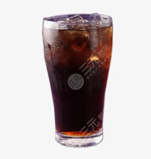 有色蘇打水、可樂等各種碳酸飲料